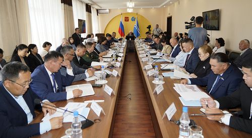 Участники публичных слушаний одобрили работу правительства Тувы по исполнению бюджета в 2024 году