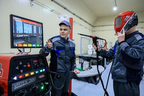 "«Профессионалитет" помогает выпускникам осваивать востребованные специальности