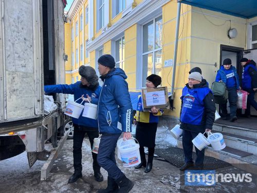 Региональные отделения политических партий передали гумгруз в зону СВО