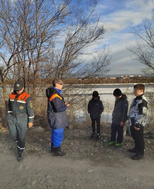 В Кызыле спасатели сняли со льда троих детей, устроивших опасные игры