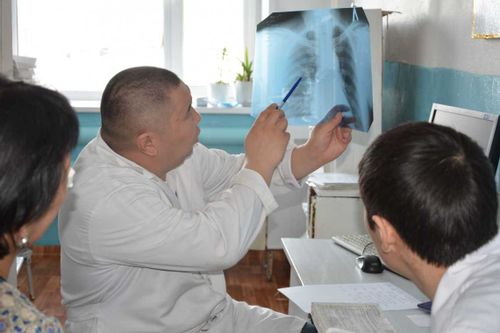 Медики Тувы получат по миллиону