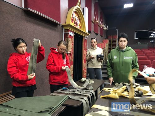 Депутаты Хурала представителей Кызыла закупили ткани и материалы для плетения маскировочных сетей