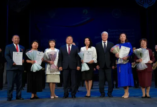 В День учителя 18 преподавателей Тувы получили государственные награды