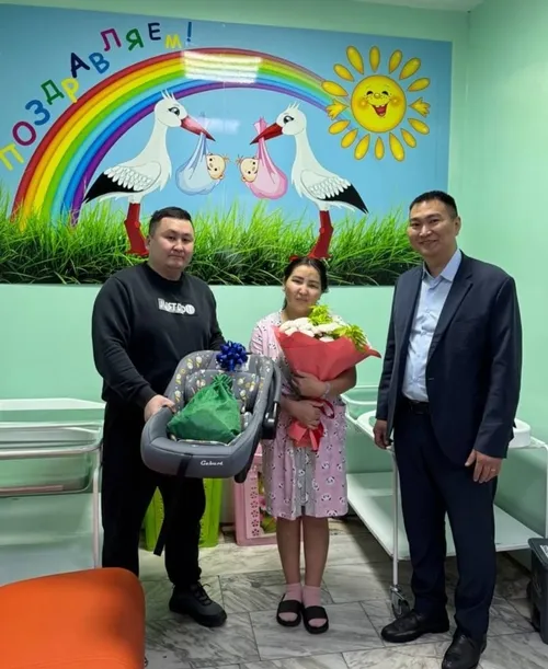 В Кызыле молодой маме вручили автолюльку