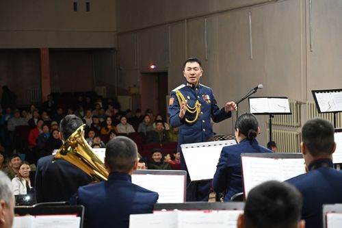 Военный оркестр Кызылского президентского кадетского училища дал концерт в с.Дурген