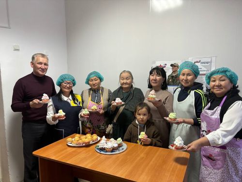 Для матерей, жен и сестер участников СВО Шагонара провели мастер-класс по выпечке капкейков