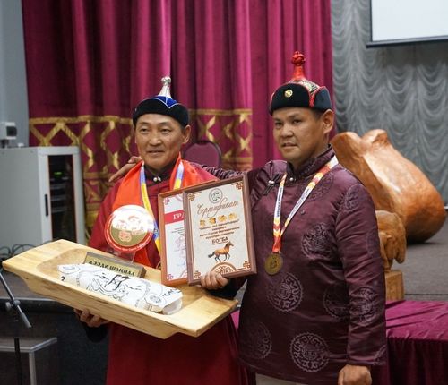 Дээди шаңналды Мөңгүн-Тайгадан Виталий Созур-оол чаалап алган