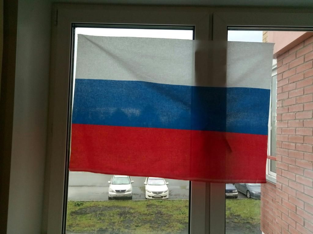 Флажки на окна. Флажок России у окна. Флаг на окне. Флаг России на окне. Почему висят флаги
