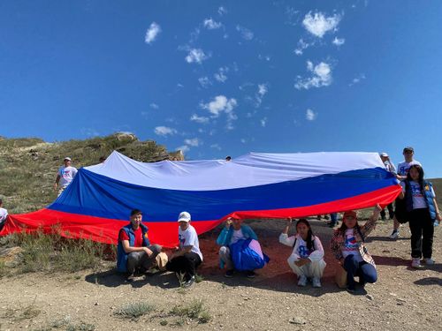 В Туве государственный флаг России вознесли на гору Догээ