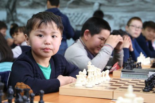 Кызылский лицей №15 победил в республиканских соревнованиях по шахматам и выиграл путёвку в Сочи