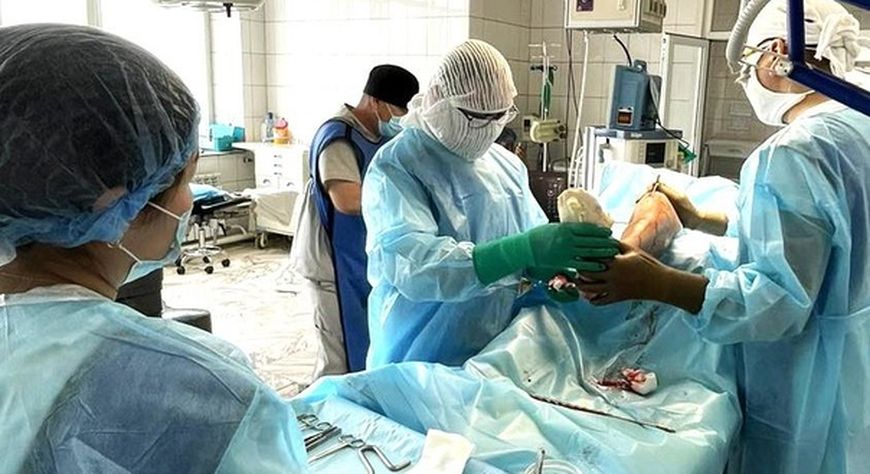 Тувинские врачи по частям собрали конечности пациента после падения с высоты