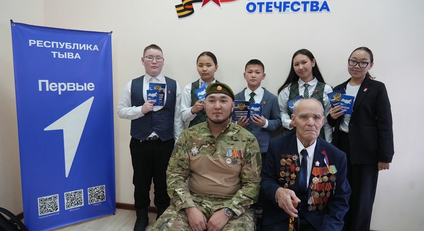 Ветераны Великой Отечественной и СВО вручили учащимся паспорта и провели «Классную встречу»