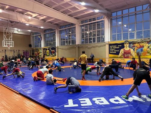 В спортзале «Херел» г.Кызыла начались совместные сборы юных борцов Тувы с иркутянами