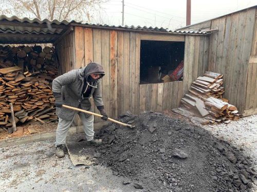 Депутат Госдумы обеспечил углем многодетные семьи Тувы