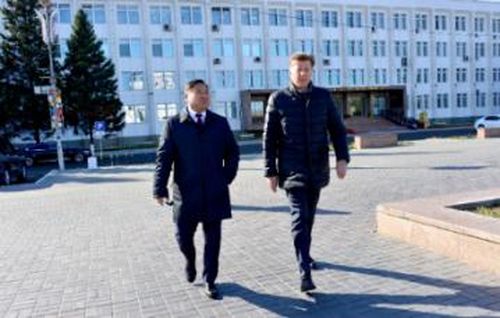 Глава Тувы Владислав Ховалыг провел встречу с заместителем полпреда Президента России в СФО Вадимом Головко и председателем исполкома МАСС Геннадием Гусельниковым