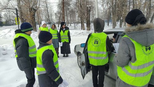 Подростки из Турана напомнили водителям правила дорожного движения