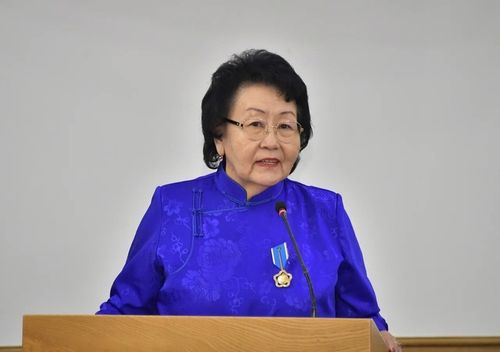 Сегодня в Доме Правительства состоялась торжественная церемония вручения государственных наград Республики Тыва