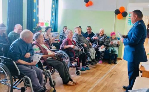 Постояльцам Дома престарелых Тандинского района рассказали о схемах обмана в Интернете