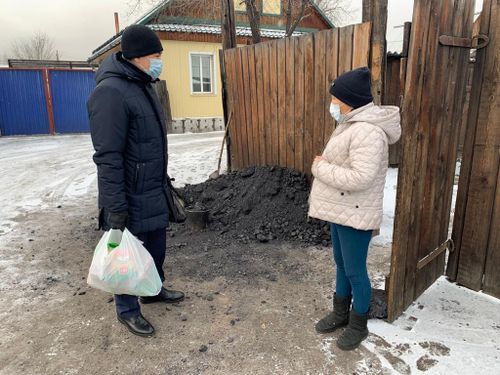 Депутат Госдумы Мерген Ооржак купил многодетным семьям продуктовые наборы и уголь на зиму в рамках акции #МыВместе