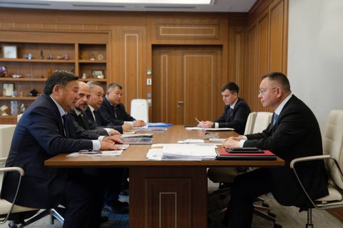 Глава Тувы Владислав Ховалыг провел рабочую встречу с министром строительства и ЖКХ России Иреком Файзуллиным