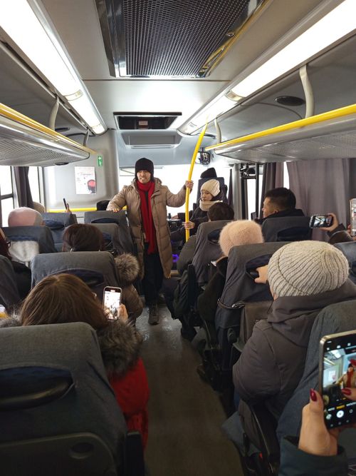 Студенты Кызылского колледжа искусств показали спектакль "Бодалдар" в автобусе