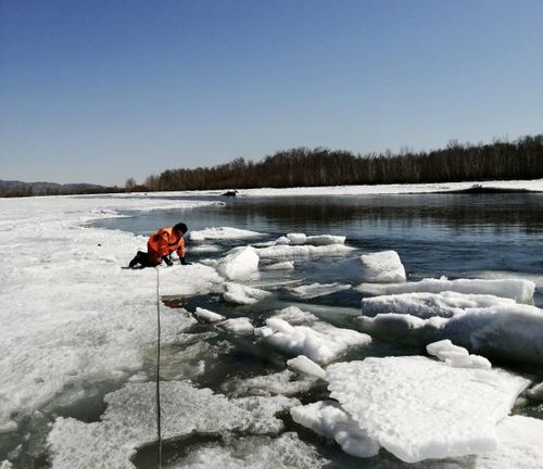 Выход на лед водоемов Тувы опасен: спасатели ищут провалившегося под лед мужчину на реке Енисей