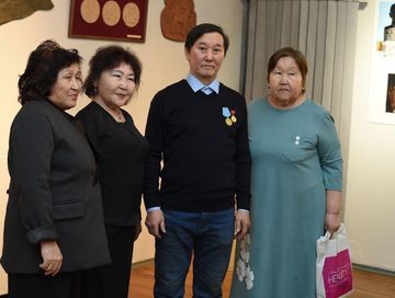 В Национальном музее Тувы открылась персональная выставка скульптора Александра Баранмаа