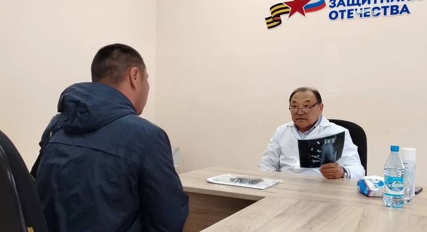 Врач травматолог Вячеслав Ондар провел бесплатные консультации участникам СВО