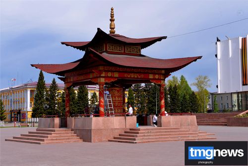 Активисты молодёжного движения Тувы провели уборку вокруг молитвенного барабана в центре Кызыла