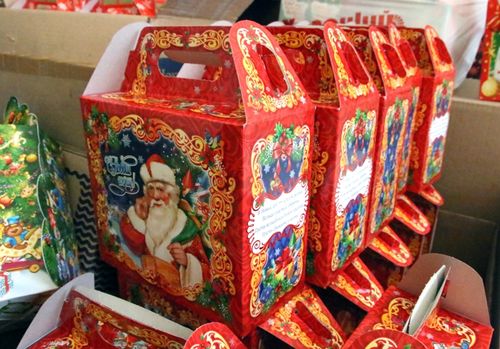 Депутаты Верховного Хурала Тувы дарят детям новогодние подарки