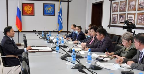 Врио Главы Тувы Владислав Ховалыг обсудил актуальные вопросы развития столицы с руководством Кызыла