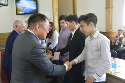 В День Конституции республики в Туве провели конференцию и торжественно вручили паспорта юным гражданам России 