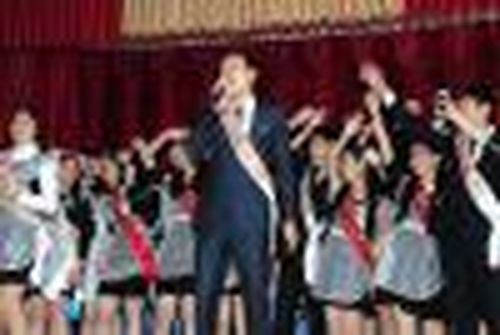 Со школой прощаемся мы…