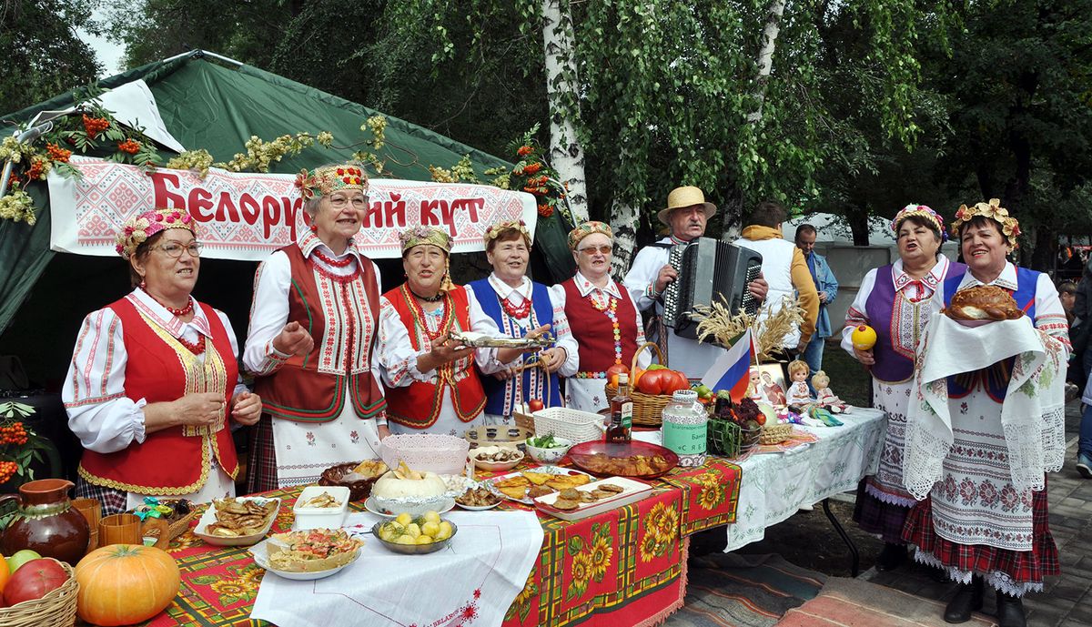 На праздничных улицах и подворьях