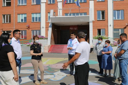 Депутаты проверяют готовность школ Кызылского кожууна к новому учебному году