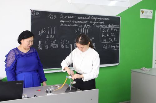 Глава Тувы подписал постановление об увеличении размера ежегодных премий лучшим учителям