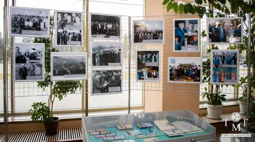 В Национальном театре открылась выставка к 80-летию Александра Даржая и Дню тувинского языка