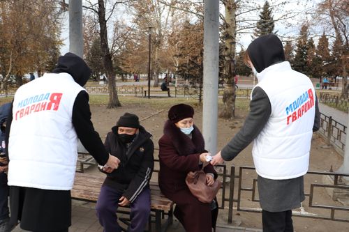 Молодогвардейцы Тувы поздравили старшее поколение с Международным днем бабушек и дедушек