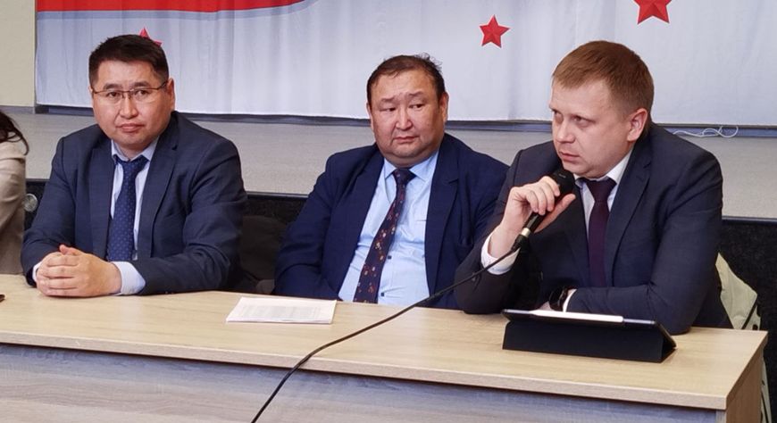 Руководитель «Россети Сибирь Тываэнерго» Антон Лукин рассказал жителям СНТ о работе по модернизации электросетей Вавилинского затона