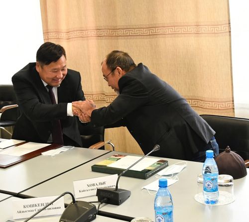 Владислав Ховалыг поздравил с Днем рождения известного хоомейжи Кайгал-оола Ховалыга