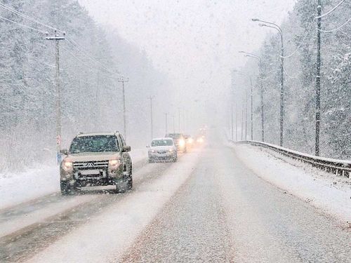 Водителям стоит воздержаться от поездок из-за плохой погоды и гололедицы