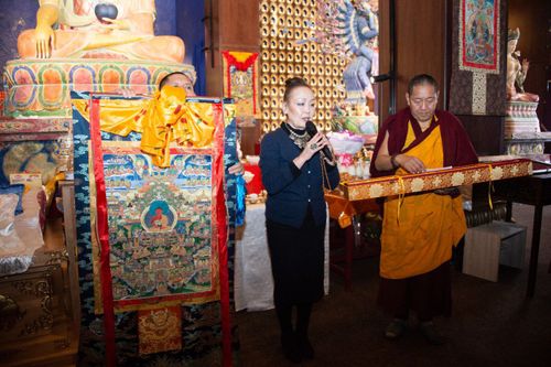 Певица Саинхо Намчылак подарила монастырю Тубтен Щедруб Линг тханку Амитаюса из Тибета