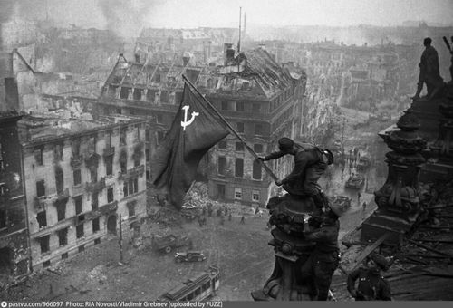1 мая 1945 года состоялось водружение Знамени Победы над Рейхстагом в Берлине