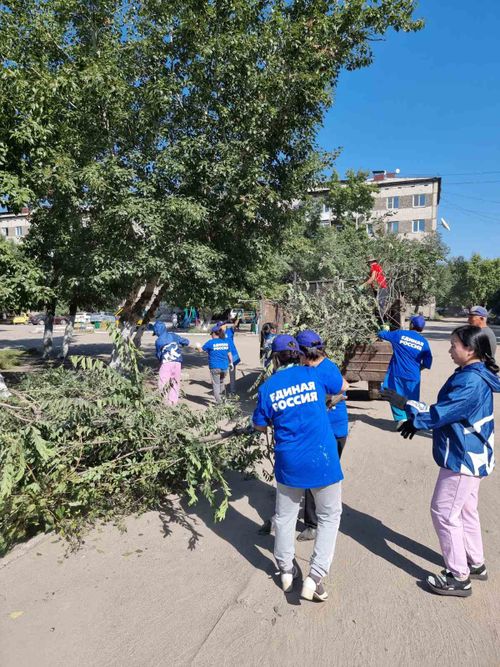 Активисты «Единой России» продолжают благоустраивать дворы многоэтажных домов Кызыла