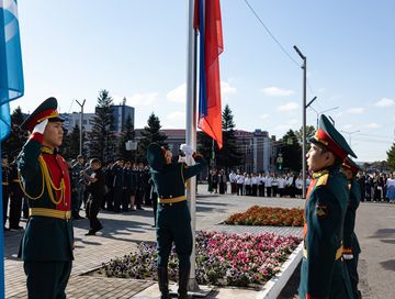 В Кызыле на площади Арата состоялась церемония в честь Дня государственного Флага РФ