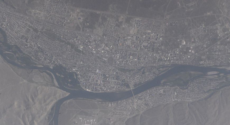 Космонавт Кирилл Песков готовится покинуть МКС и делится фотографиями с орбиты. На одной из них виден Кызыл у слияния Бий-Хема и Каа-Хема.