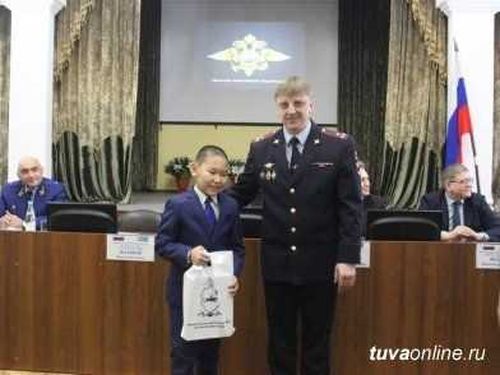 Самый честный. Чаданский школьник вернул телефон