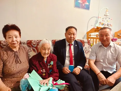 От имени Главы Тувы Владислава Ховалыга, ветерана образования России Долуму Хомушку с 8 Марта поздравил министр образования республики Ренат Ооржак.