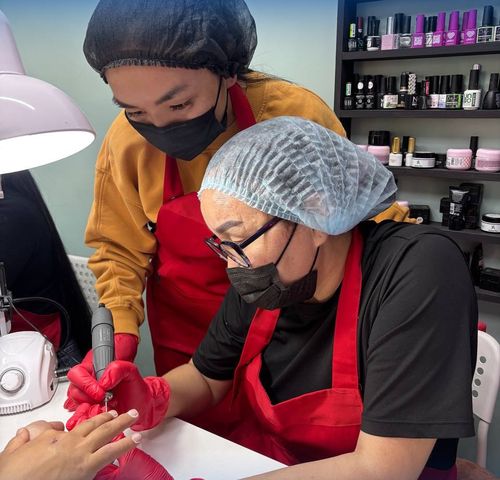 10 женщин Тувы проходят обучение на мастеров ногтевого сервиса