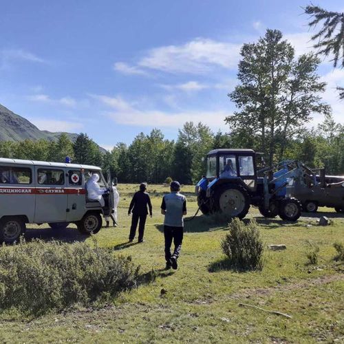 В БАЙ-ТАЙГЕ БОЛЬНЫХ ВЕЗУТ НА ТРАКТОРЕ